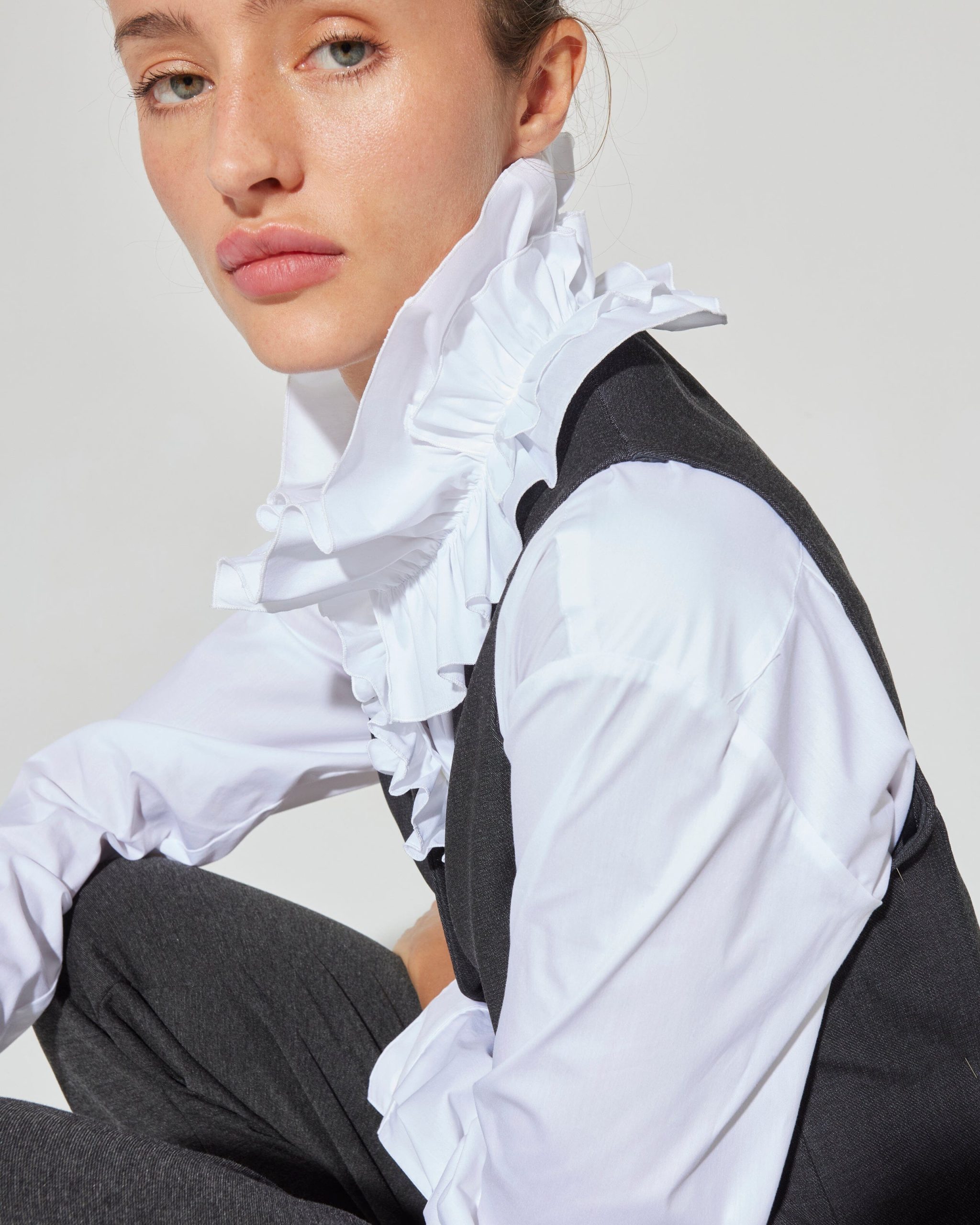 Camisa blanca con volantes - Imagen 6