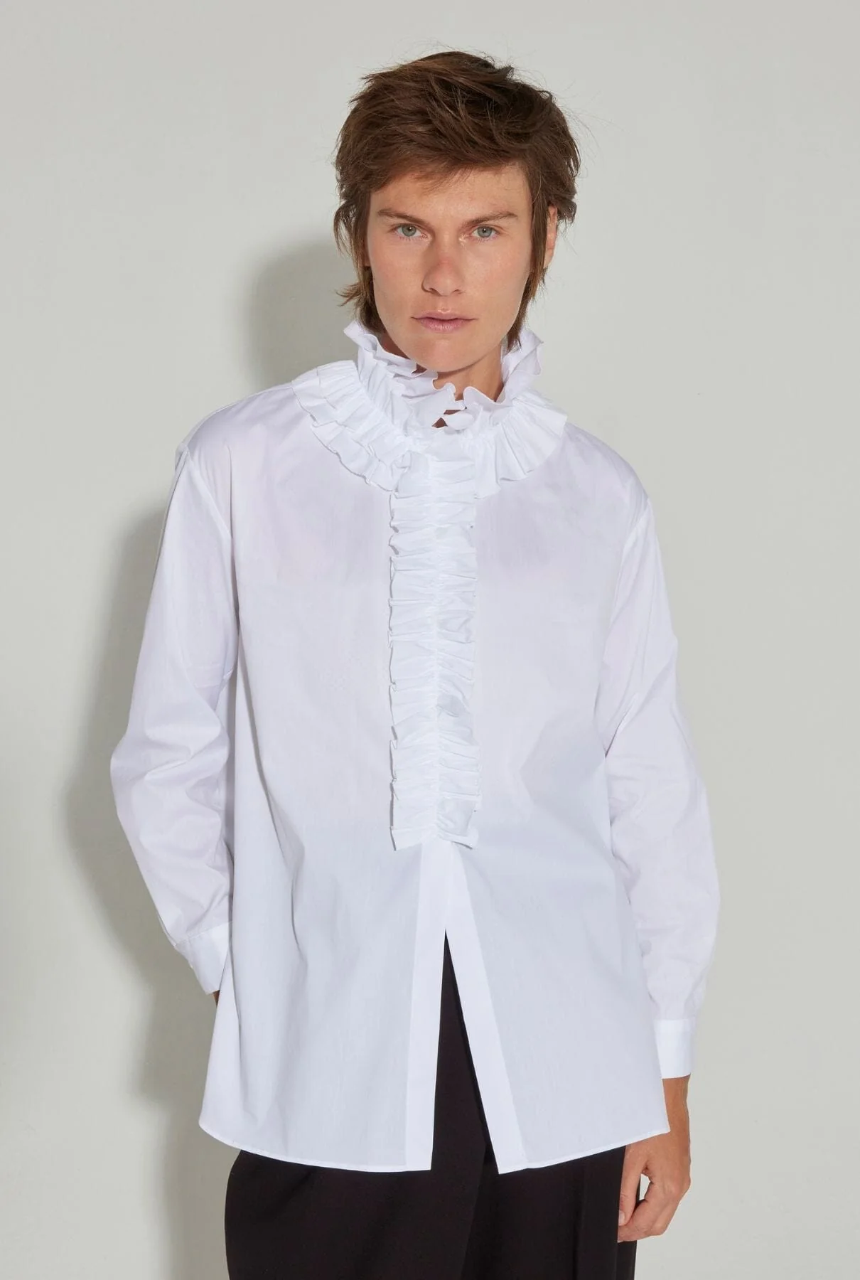 Camisa blanca con volantes