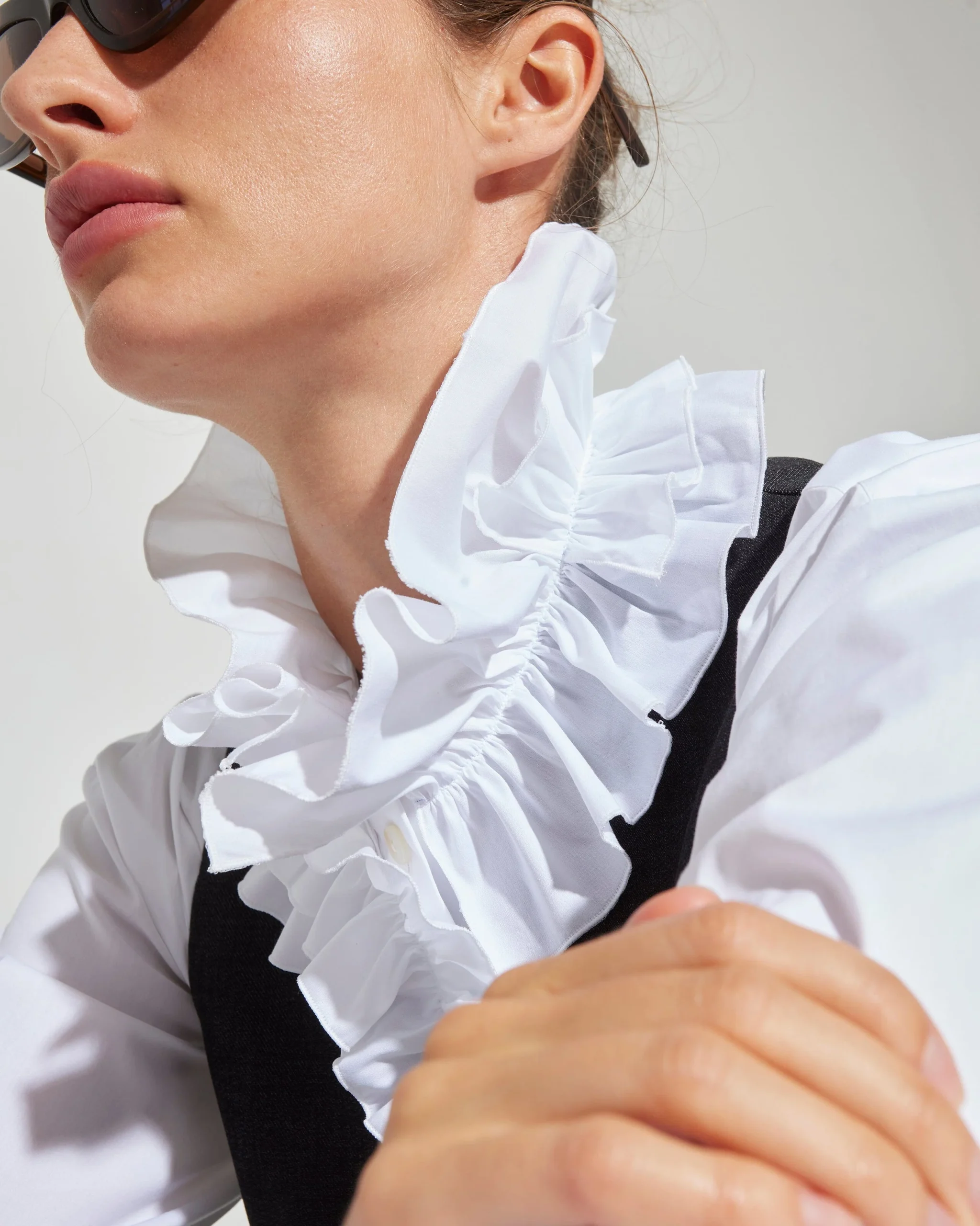 Camisa blanca con volantes - Imagen 7